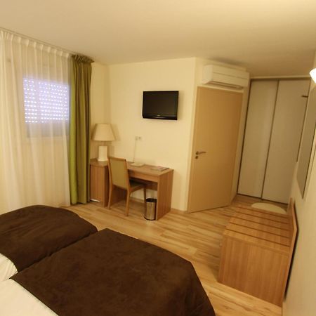 Logis Hotel Restaurant Le Grand Turc LʼOie Dış mekan fotoğraf