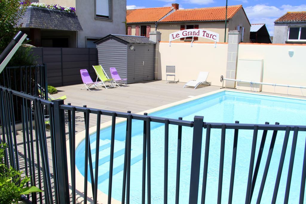 Logis Hotel Restaurant Le Grand Turc LʼOie Dış mekan fotoğraf